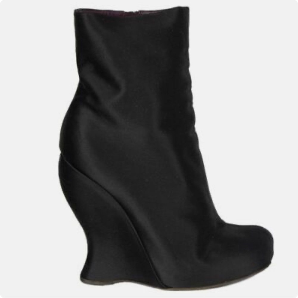 56119 Authentic Bottega Veneta black satin boots
